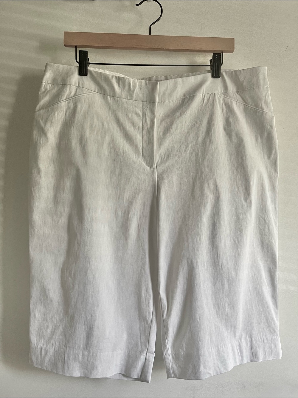 NWT Chicos So Slimming White Stretch 13” Bermuda Shorts Size 3/XL/US 16 Pockets